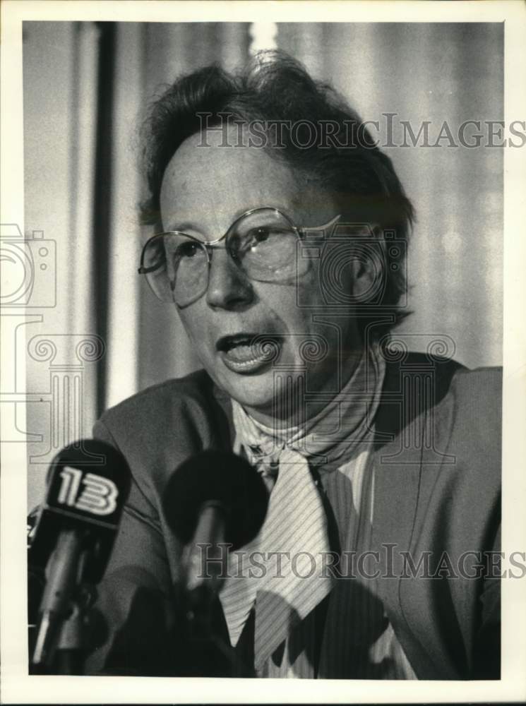 Load image into Gallery viewer, 1982 Press Photo Barbara Blum at press conference in Albany, New York

