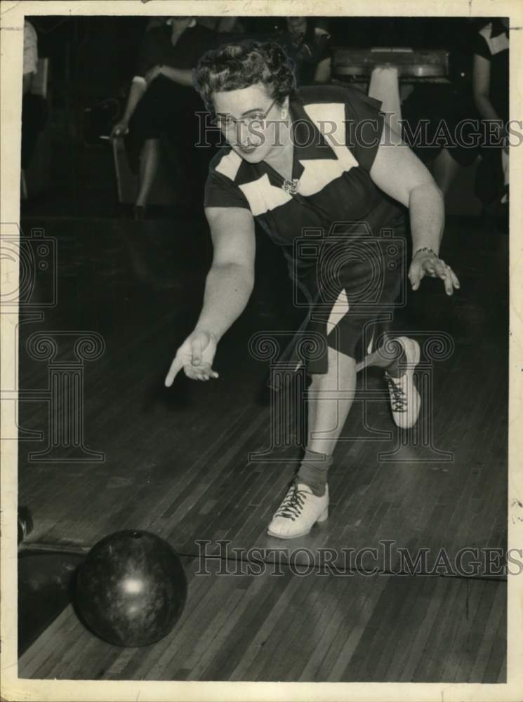 Press Photo Lil Scofield bowling at Paladium Lanes in Albany, New York- Historic Images