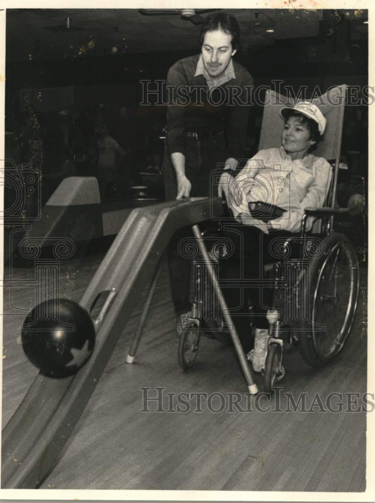 1984 Press Photo Handicapped lady bowling with aid of ramp in New York- Historic Images