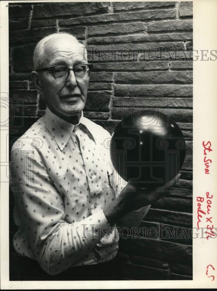 1976 Press Photo Bob Bowering poses with bowling ball in New York - tua80407- Historic Images