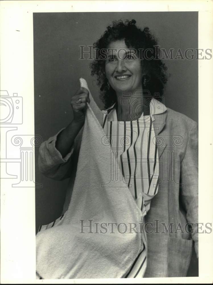 1987 Press Photo Bobbie Bowden shows off terry cloth apron she made in New York- Historic Images