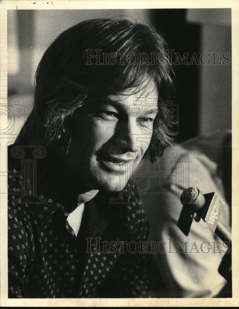 1977 Press Photo Jim Bouton interviewed in New York - tua80449- Historic Images