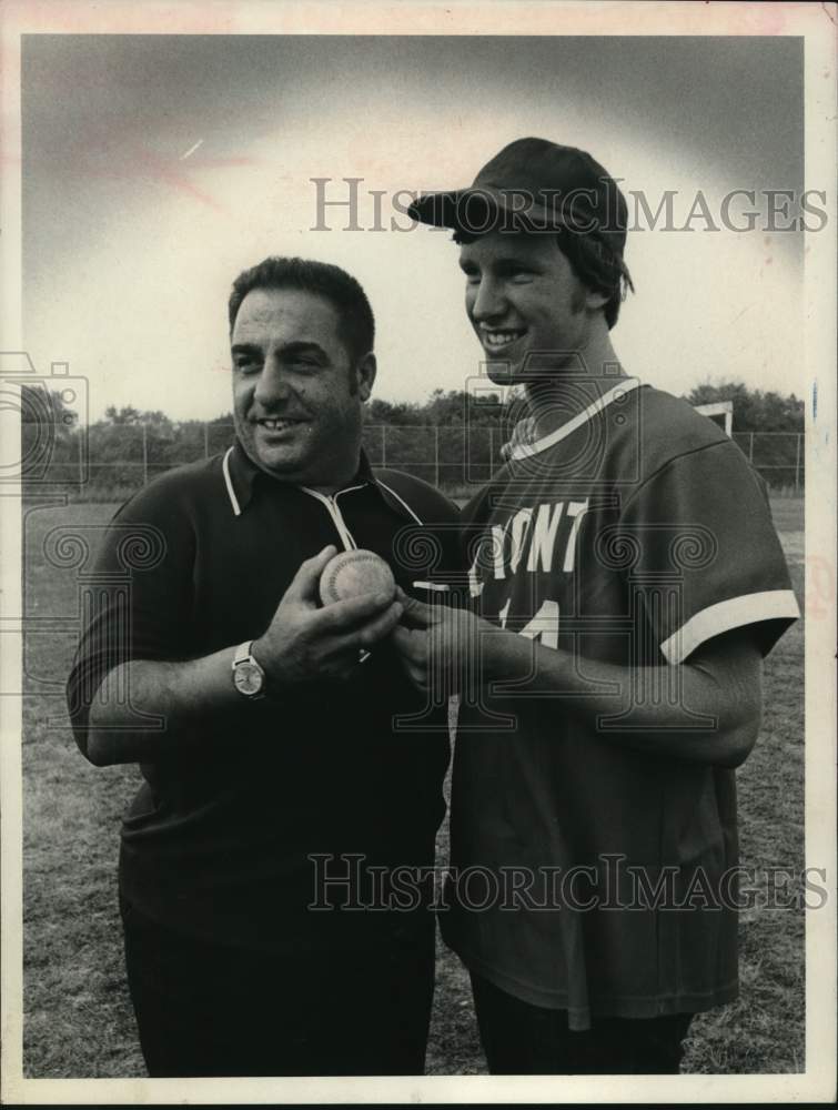 1973 Press Photo Tim Andi poses with colleague on New York baseball field- Historic Images