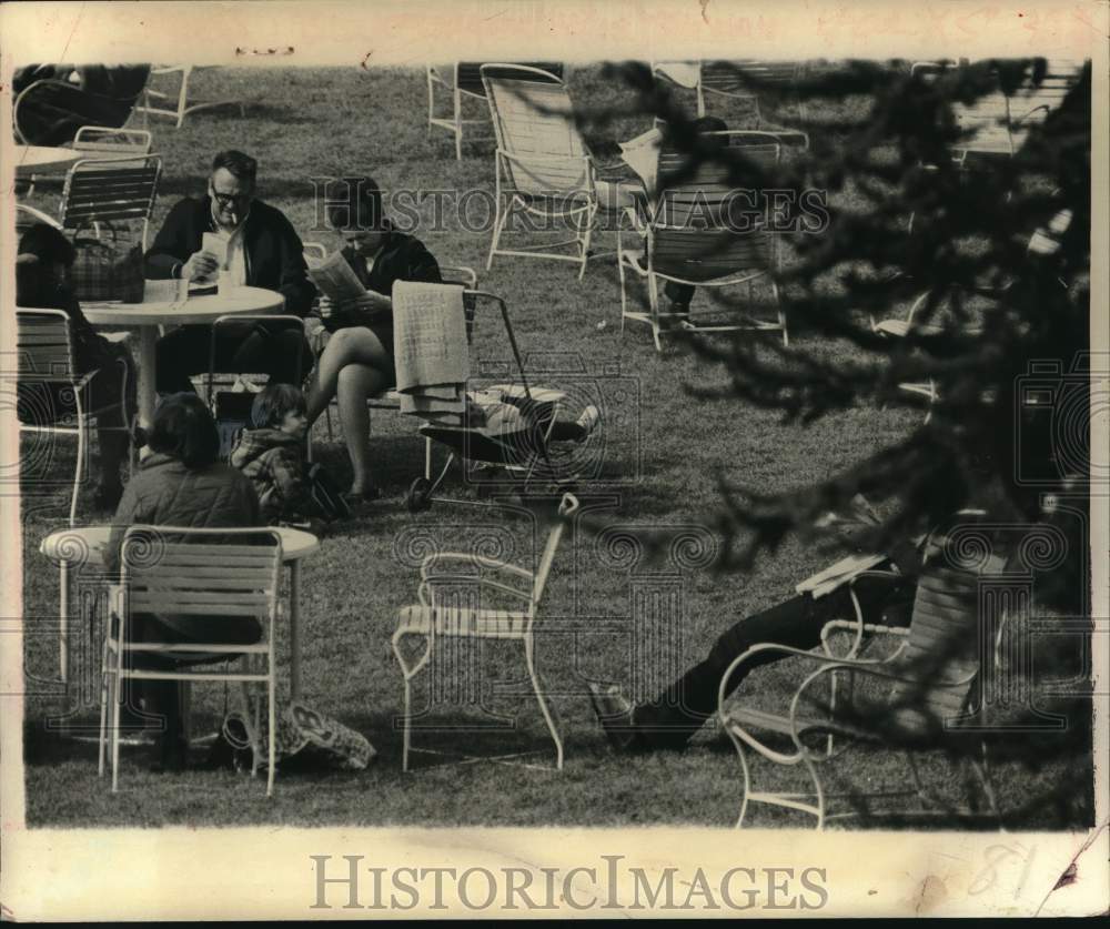 1972 Press Photo Bettors study racing programs on lawn at Aqueduct in New York- Historic Images