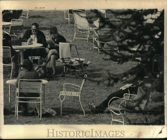 1972 Press Photo Bettors study racing programs on lawn at Aqueduct in New York- Historic Images