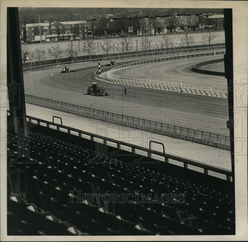 1965 Press Photo Crews groom race track at Aqueduct in New York - tua81016- Historic Images