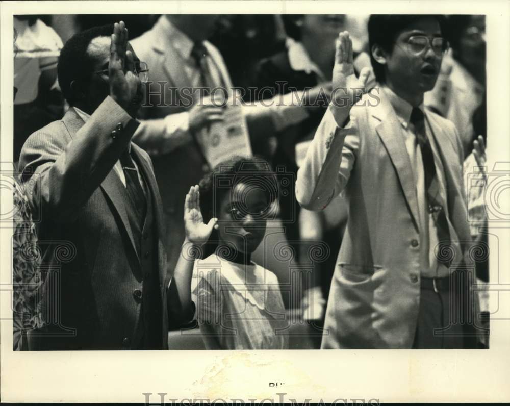 1986 Press Photo New citizens pledge allegiance during ceremony in New York- Historic Images