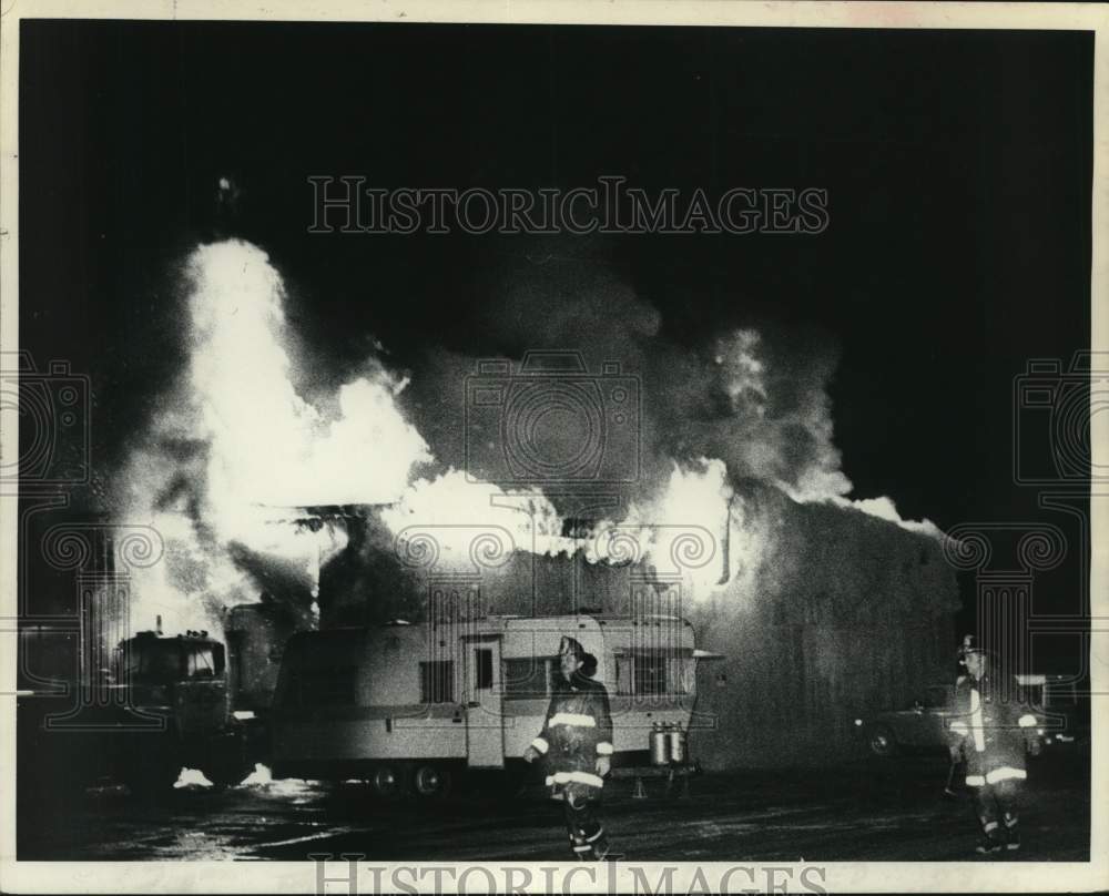 1979 Press Photo Fire at Fort Edward Express Garage, Port of Albany, New York- Historic Images