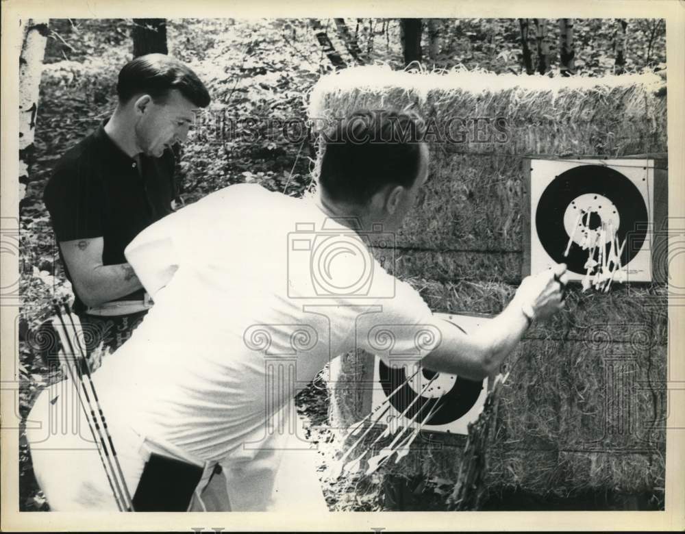 1962 Press Photo Archers look over targets after shooting in New York- Historic Images