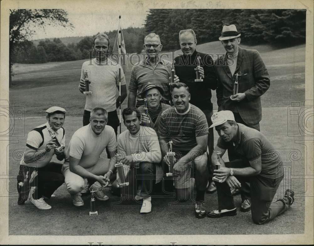 1970 Press Photo Archers &amp; golfers pose with trophies after New York tournament- Historic Images