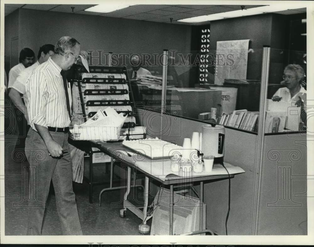 Press Photo Albert S. Clemente with colleagues at New York office - tua81369