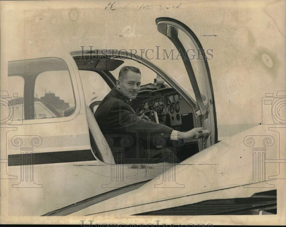1963 Press Photo Roy Curtis in cockpit of airplane in New York - tua82518