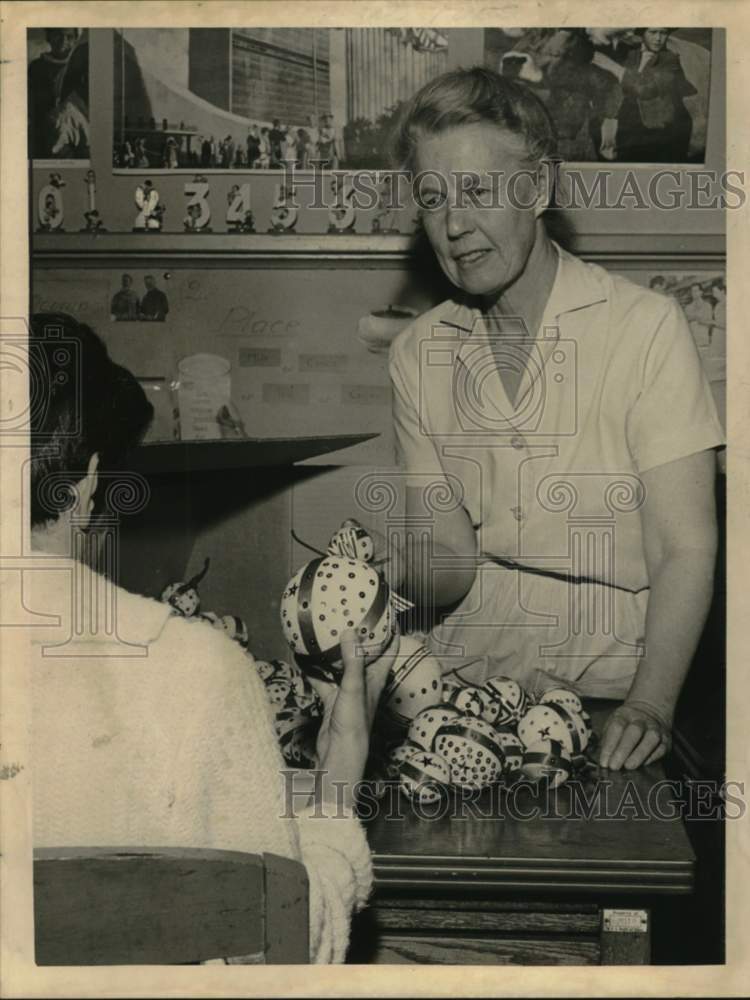1963 Press Photo Association for the Mentally Retarded instructor in Albany, NY