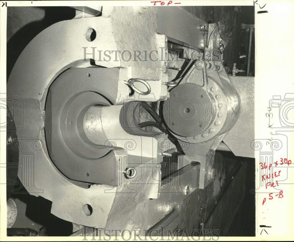 1981 Press Photo Wheel demounting press, Simmons Machine Tool Corp., Menands, NY