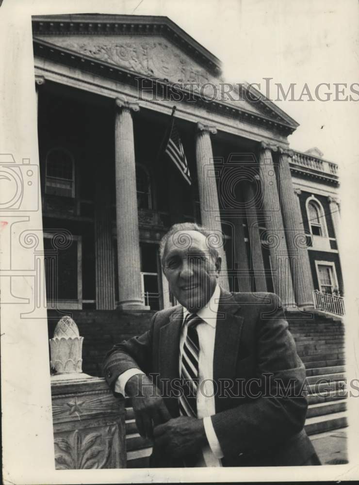 1982 Press Photo Schenectady, New York Mayor Frank Duci outside City Hall- Historic Images