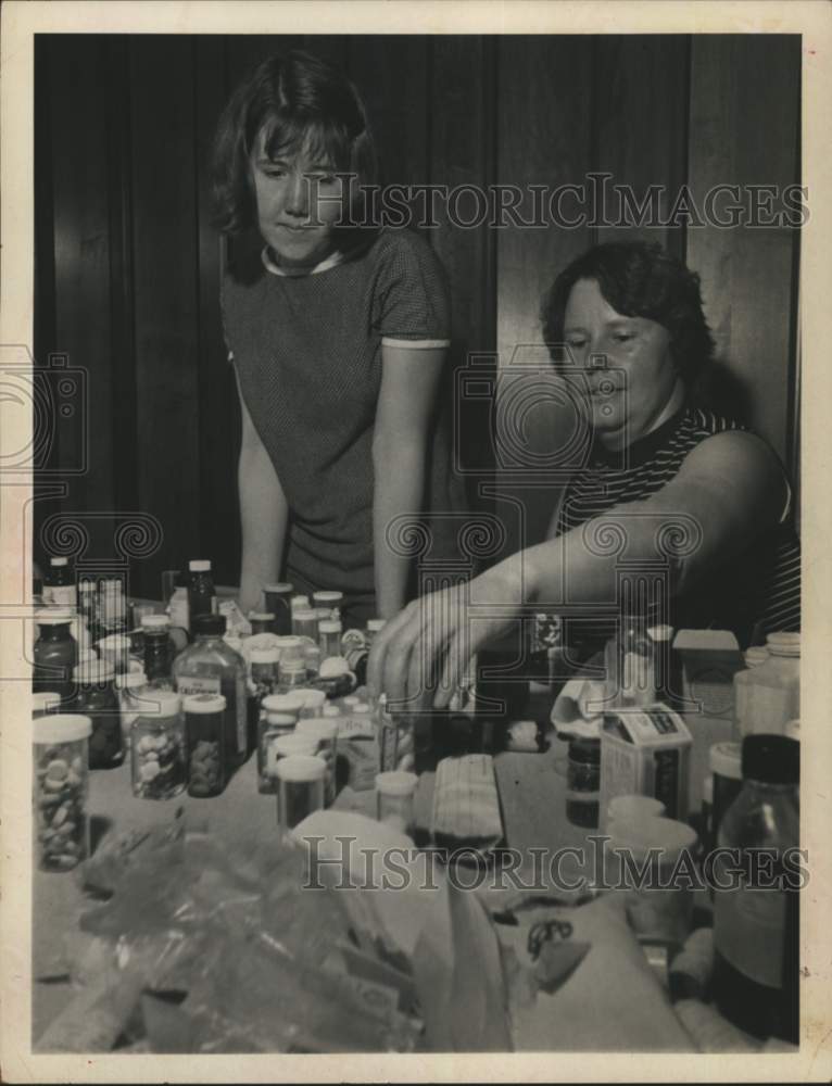 Load image into Gallery viewer, 1973 Press Photo Susan Robertson &amp; Barbara Scrafford with pill bottles, New York
