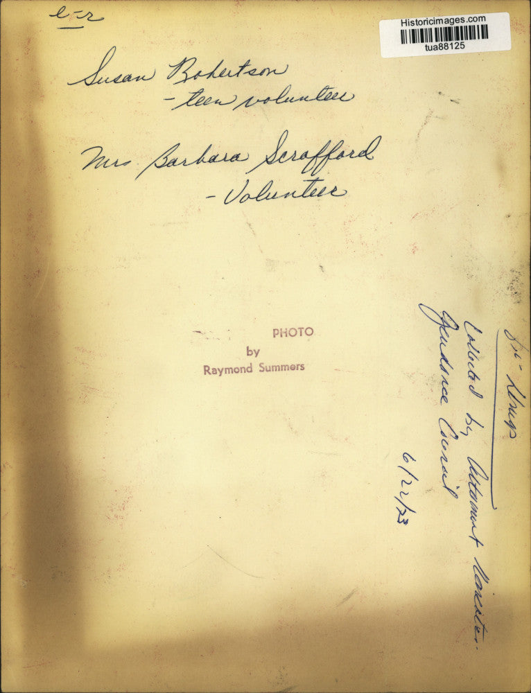 1973 Press Photo Susan Robertson & Barbara Scrafford with pill bottles, New York