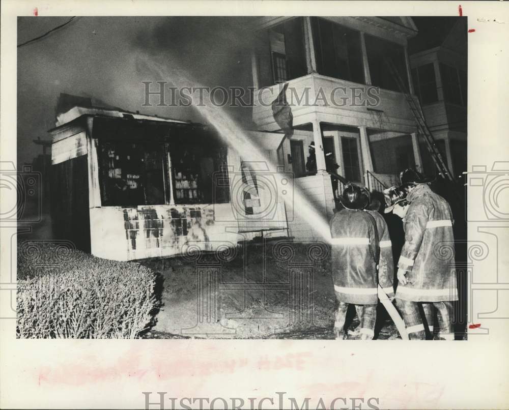 1977 Press Photo Scene of fire at 94 &amp; 98 Woodlawn Avenue, Albany, New York- Historic Images