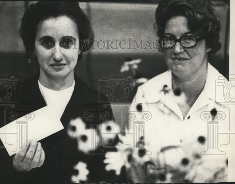 1974 Press Photo School Mothers Club donates to school in Waterford, New York