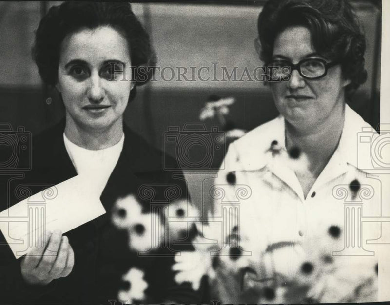 Load image into Gallery viewer, 1974 Press Photo School Mothers Club donates to school in Waterford, New York
