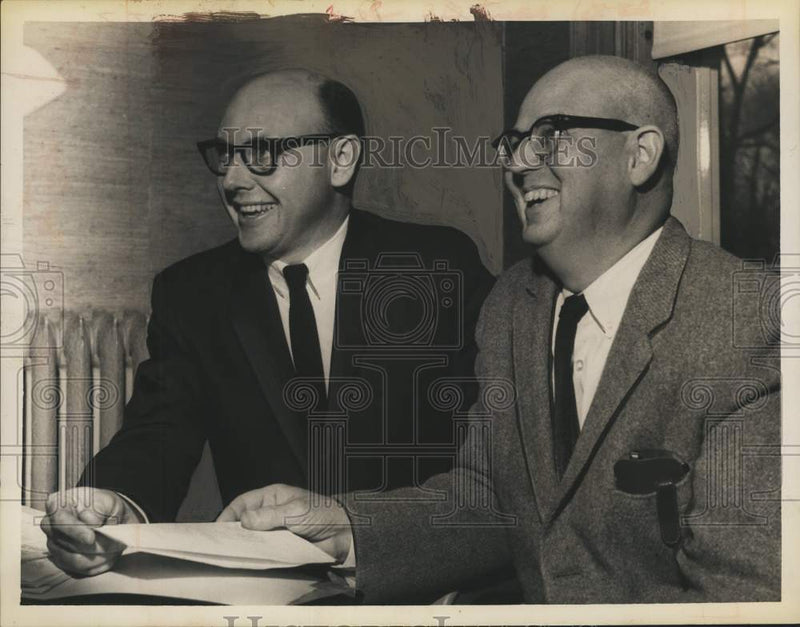 Load image into Gallery viewer, 1966 Press Photo Robert Dietz with colleague at meeting in New York - tua90178
