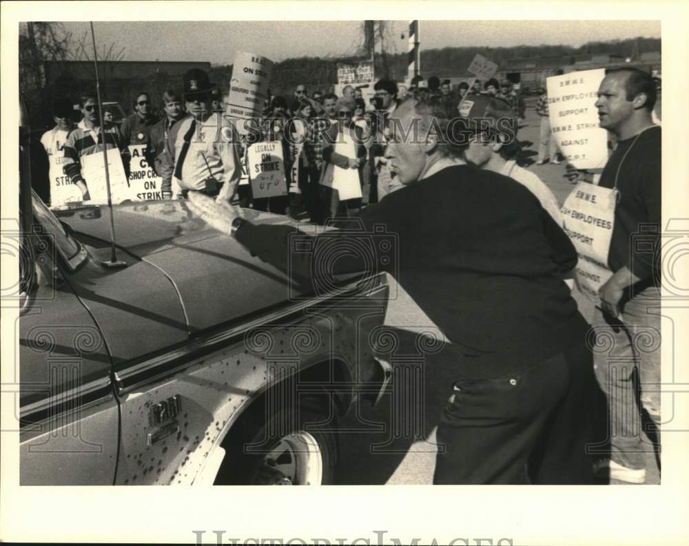 1986 Press Photo Truck crosses picket line at Watervliet, New York rail yard- Historic Images