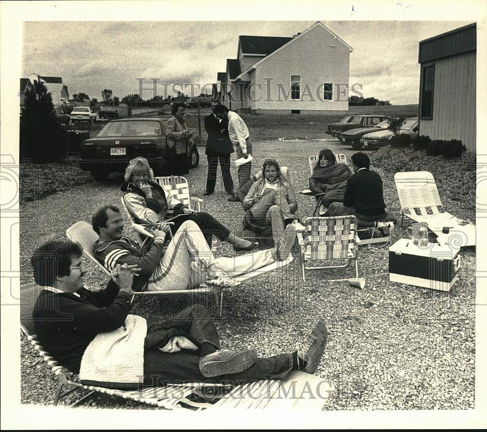 1987 Press Photo People camp out for new home sales in East Greenbush, New York- Historic Images