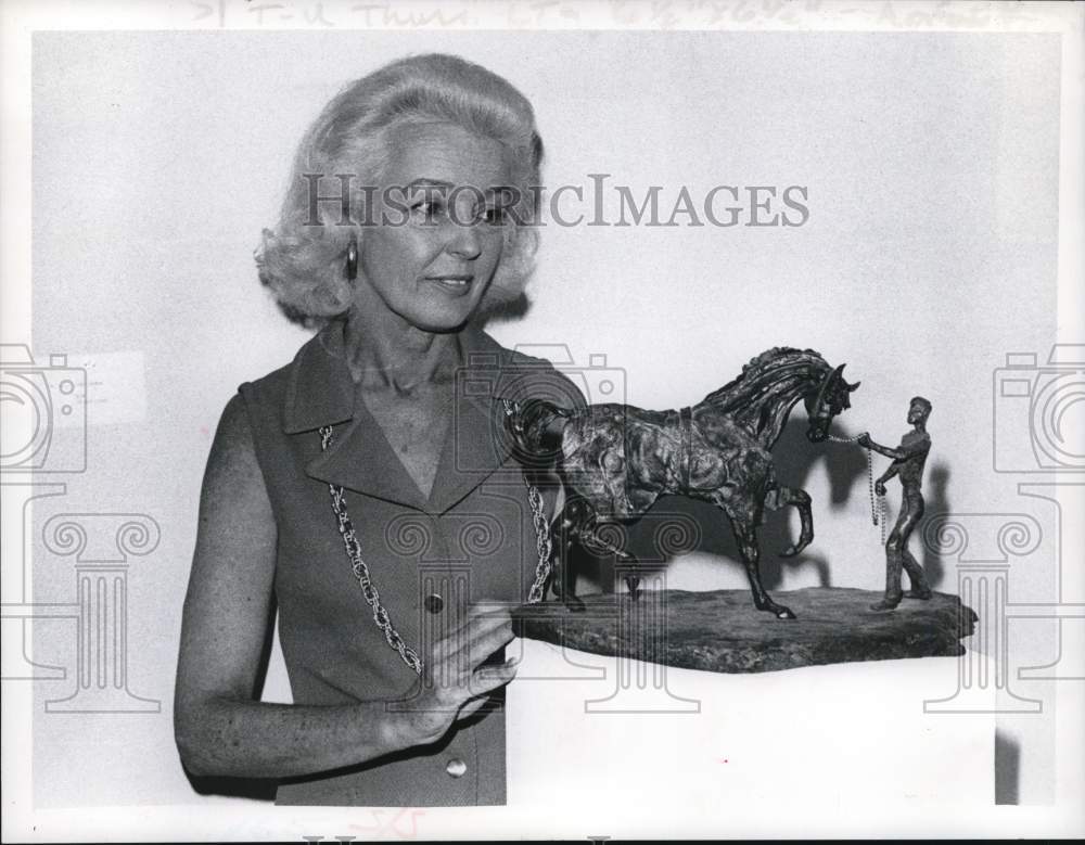 1973 Press Photo Tauri de Lepreps with sculpture in New York - tua92670- Historic Images