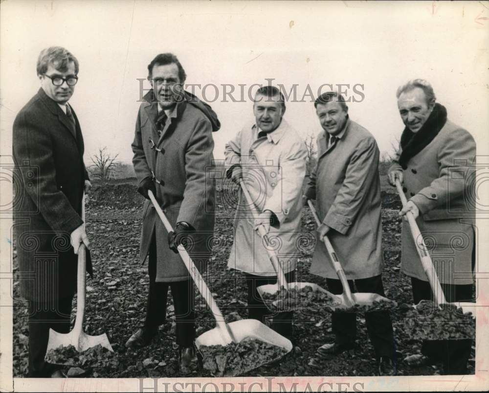 1972 Press Photo Groundbreaking ceremony for Schenectady, New York bus garage- Historic Images