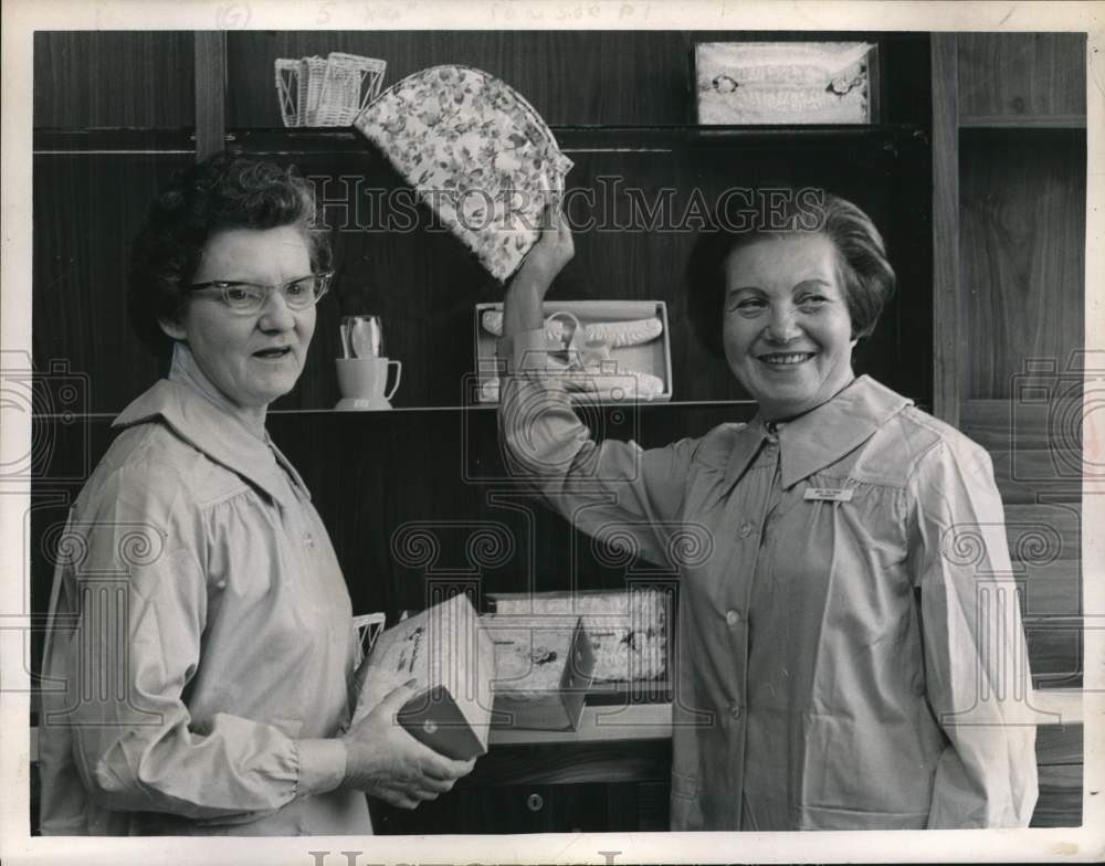 1966 Press Photo Ladies in gift shop at St. Peter&#39;s Hospital, Albany, New York- Historic Images