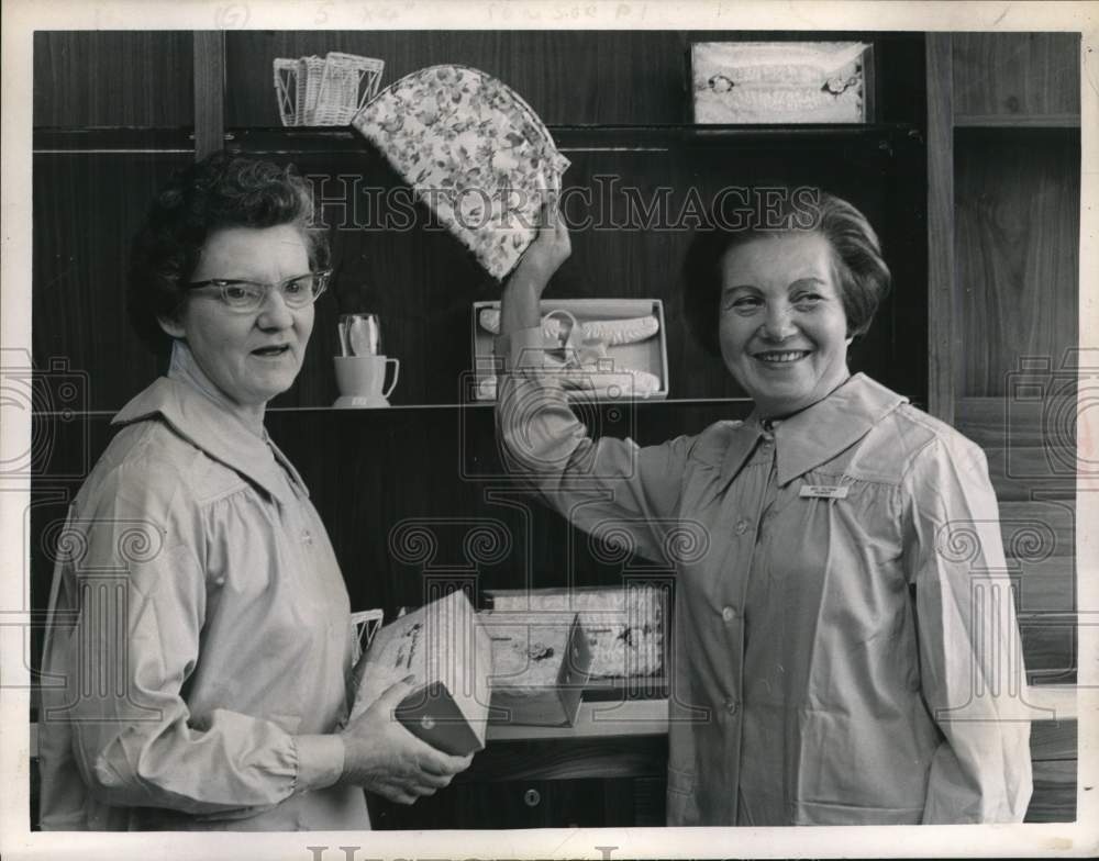 1966 Press Photo Ladies in gift shop at St. Peter's Hospital, Albany, New York- Historic Images