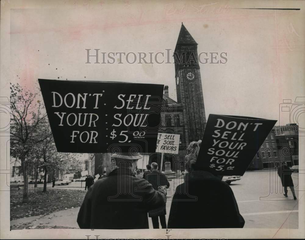 1967 Press Photo Protesters carry picket signs - tua92909- Historic Images