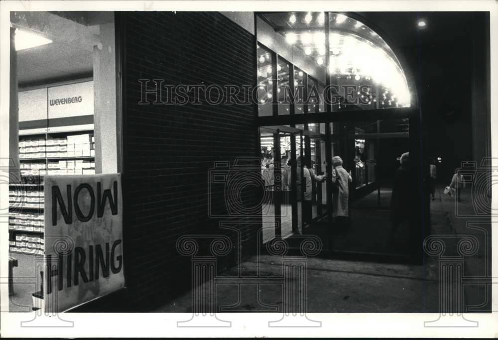 1986 Press Photo Now Hiring sign in window of shop at Colonie, New York mall- Historic Images