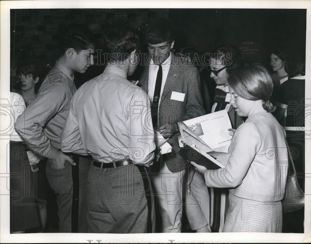 Press Photo Students at Capital News high school seminar in New York - tua93046- Historic Images