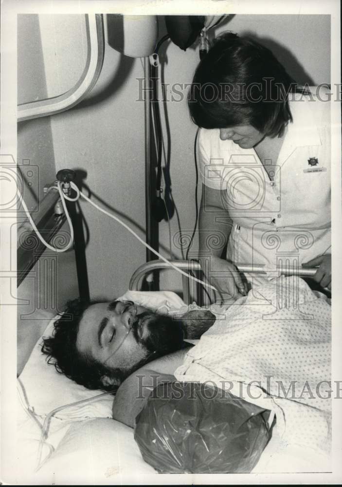 1985 Press Photo Nurse checks on patient at Albany Medical Center, New York- Historic Images