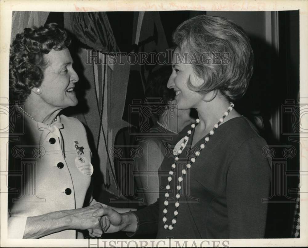 1970 Press Photo Gladys O&#39;Donnell confers with Mrs. Albert Duprey in New York- Historic Images