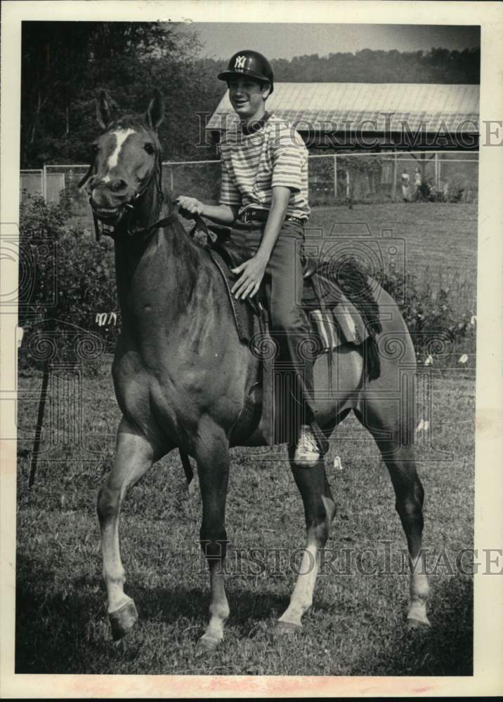 1976 Press Photo Steve Garvey riding horse at YMCA Camp Mohawk in New York- Historic Images