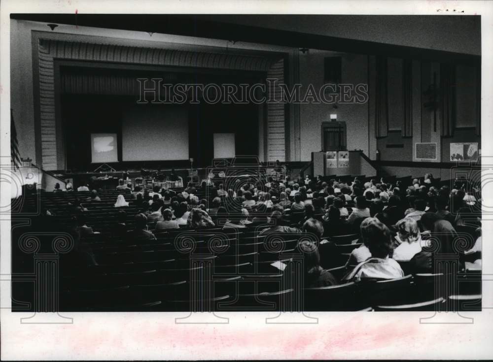 1975 Press Photo Crowd in school auditorium in East Greenbush, New York- Historic Images