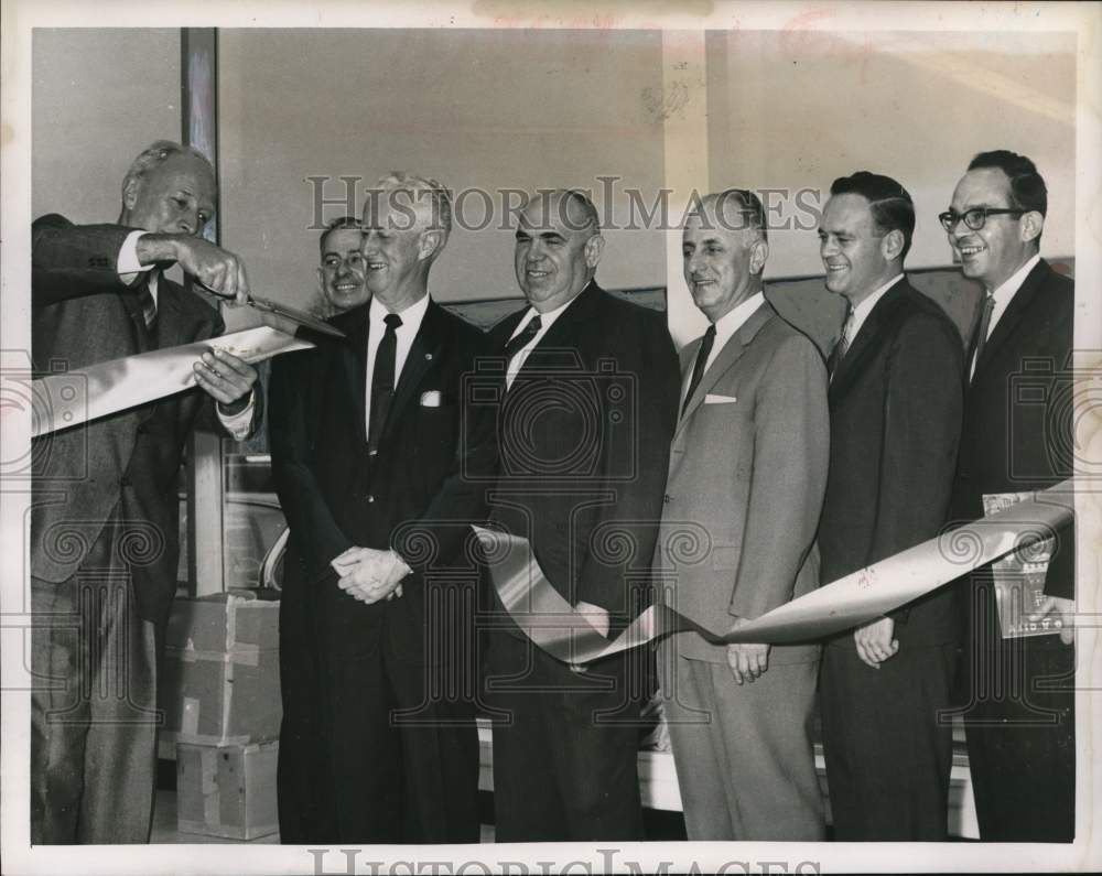 1963 Press Photo Ribbon cutting for Urban Renewal Center in Albany, New York- Historic Images