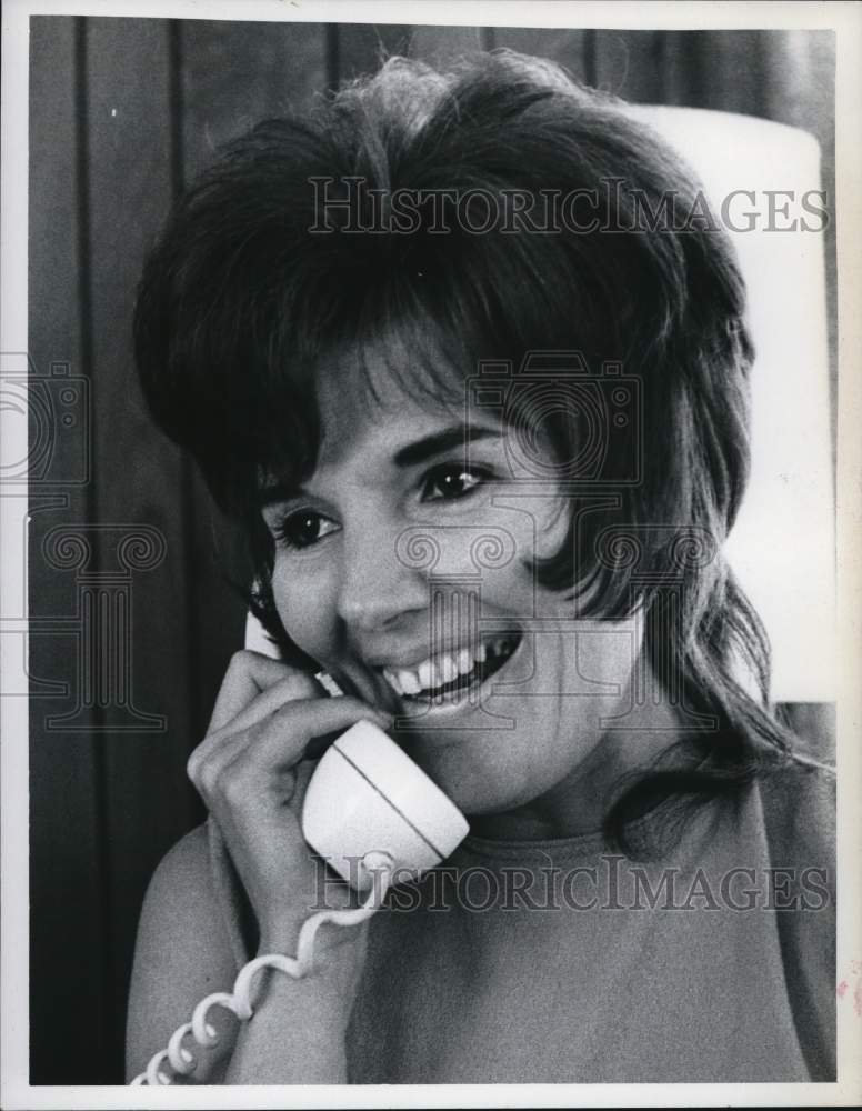 1973 Press Photo Patricia Endres on telephone in her New York home - tua96059- Historic Images