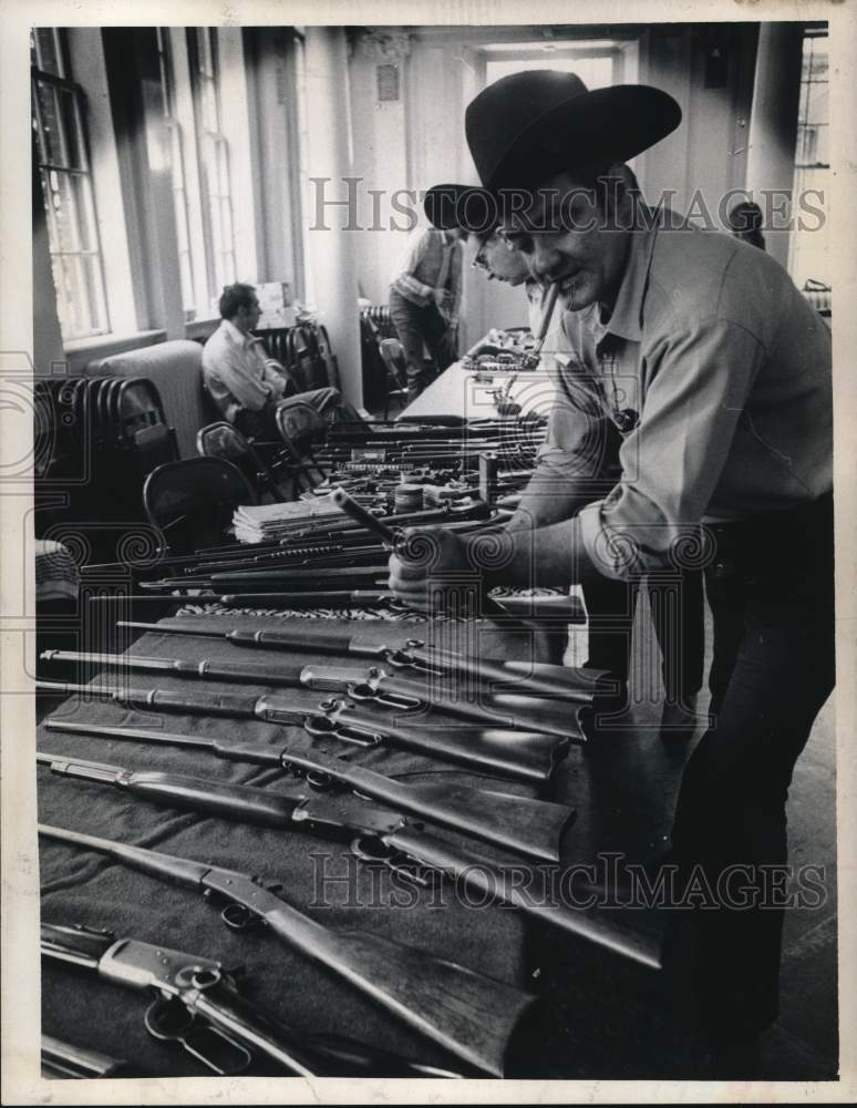 1972 Press Photo Gun show at Canfield Casino, Congress Park, Saratoga, New York- Historic Images
