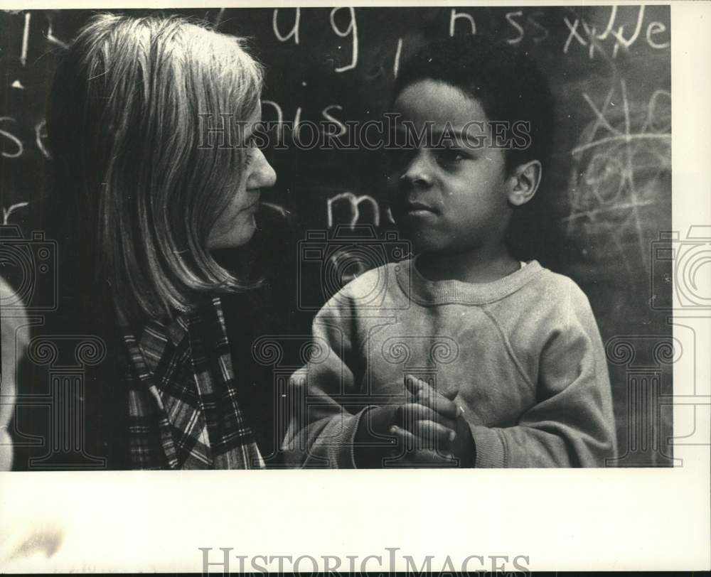 1978 Press Photo Teacher &amp; student, Free School, 8 Elm Street, Albany, New York- Historic Images