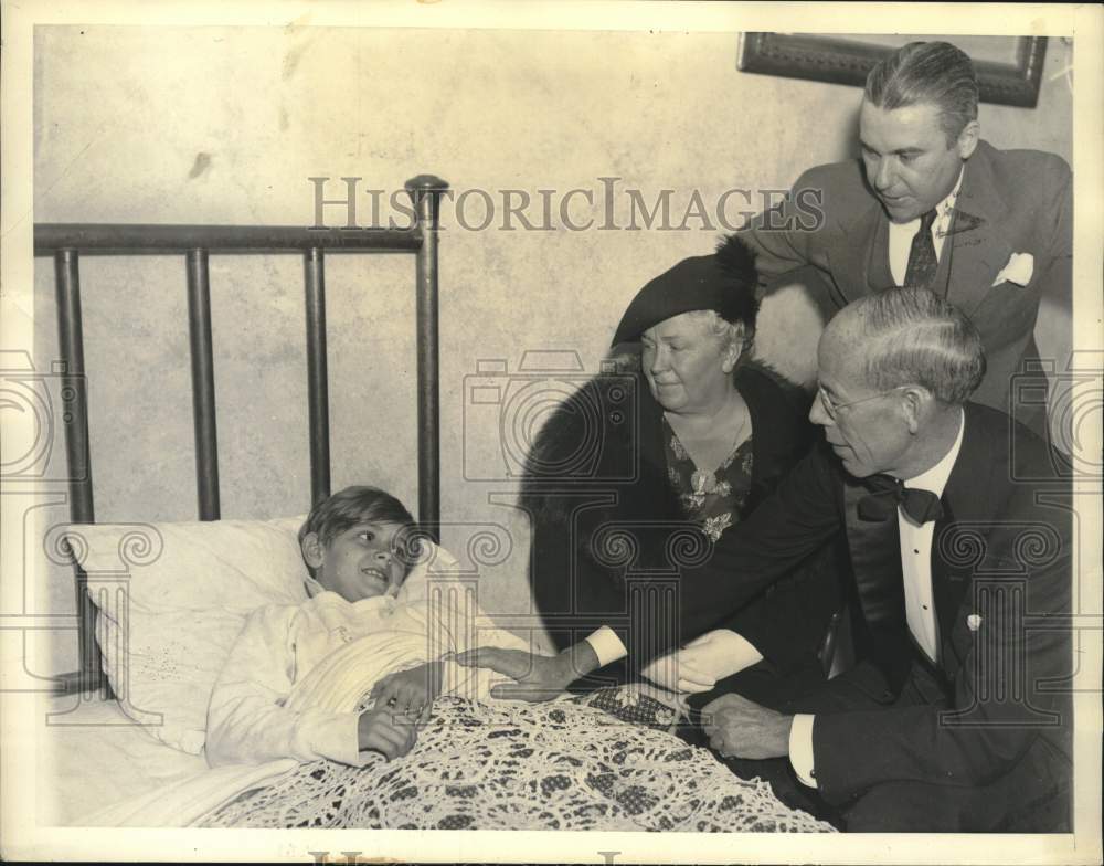 1935 Press Photo Albany, New York Mayor &amp; Wife visit young boy in his home- Historic Images