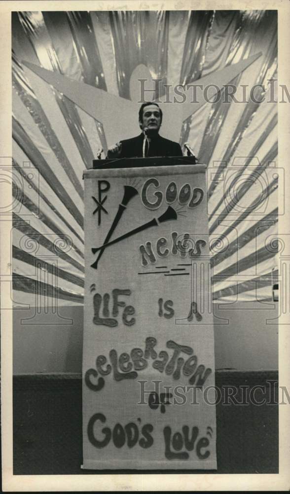 Load image into Gallery viewer, 1971 Press Photo Reverend Monsignor Robert J. Fox, Spanish Harlem, New York CIty
