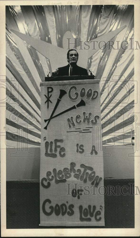 1971 Press Photo Reverend Monsignor Robert J. Fox, Spanish Harlem, New York CIty