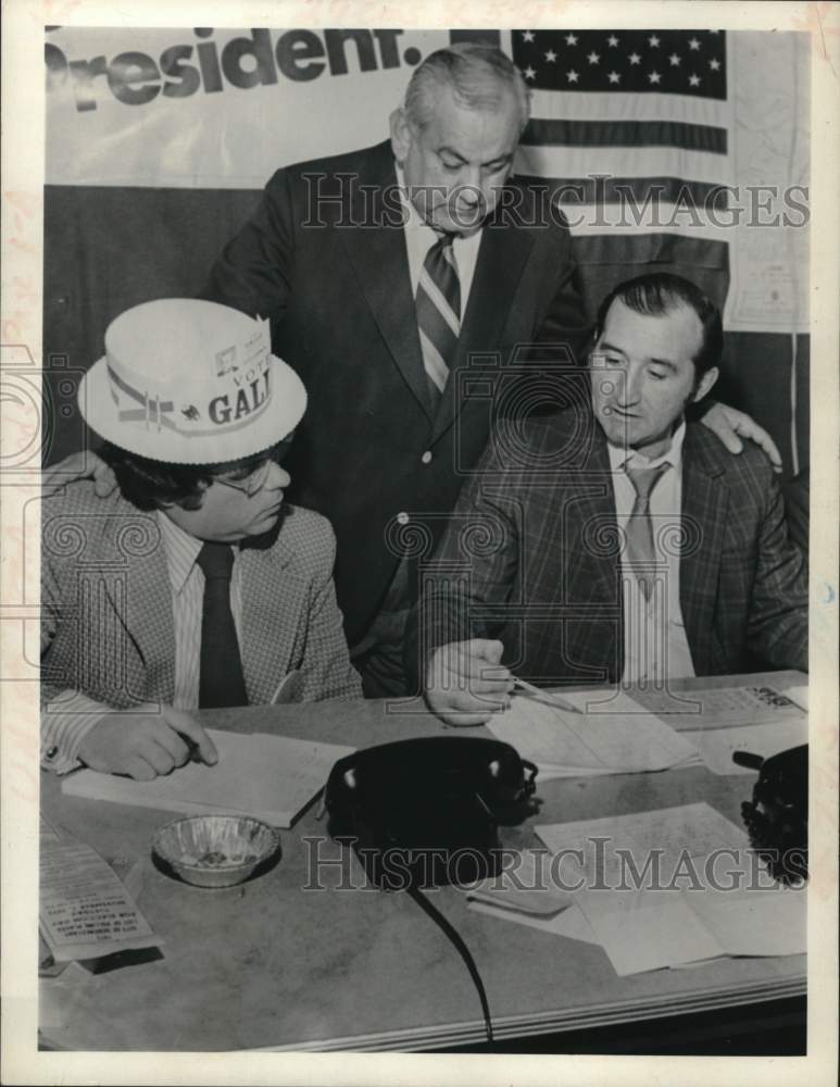 1972 Press Photo Don Gallo with colleagues at campaign office in New York- Historic Images