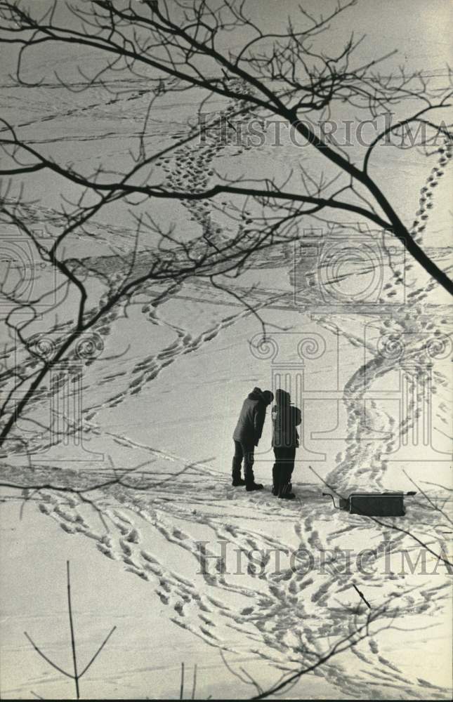 1975 Press Photo Ice fishing on Great Sacandaga Lake in New York - tua99577- Historic Images