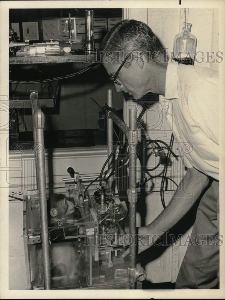 1968 Press Photo Dr. Edward Evarts with science equipment in New York- Historic Images