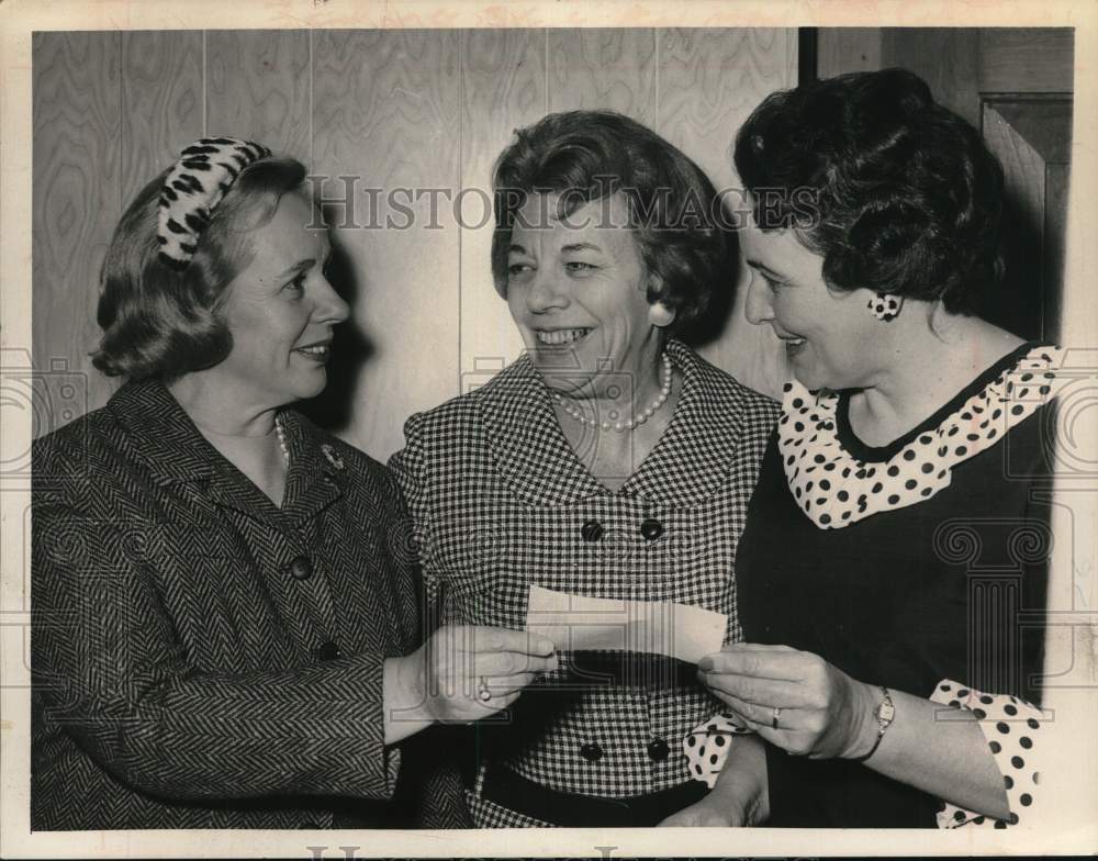 1965 Press Photo Ladies with library fund donation check in New York - tub01808- Historic Images