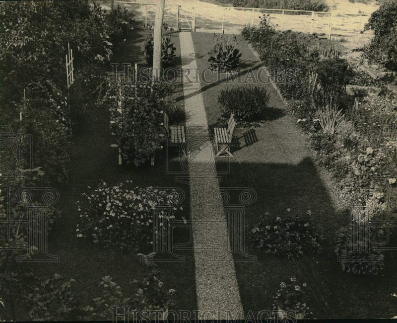 Load image into Gallery viewer, 1934 Press Photo New York flower garden of Fred Schroder - tub02059
